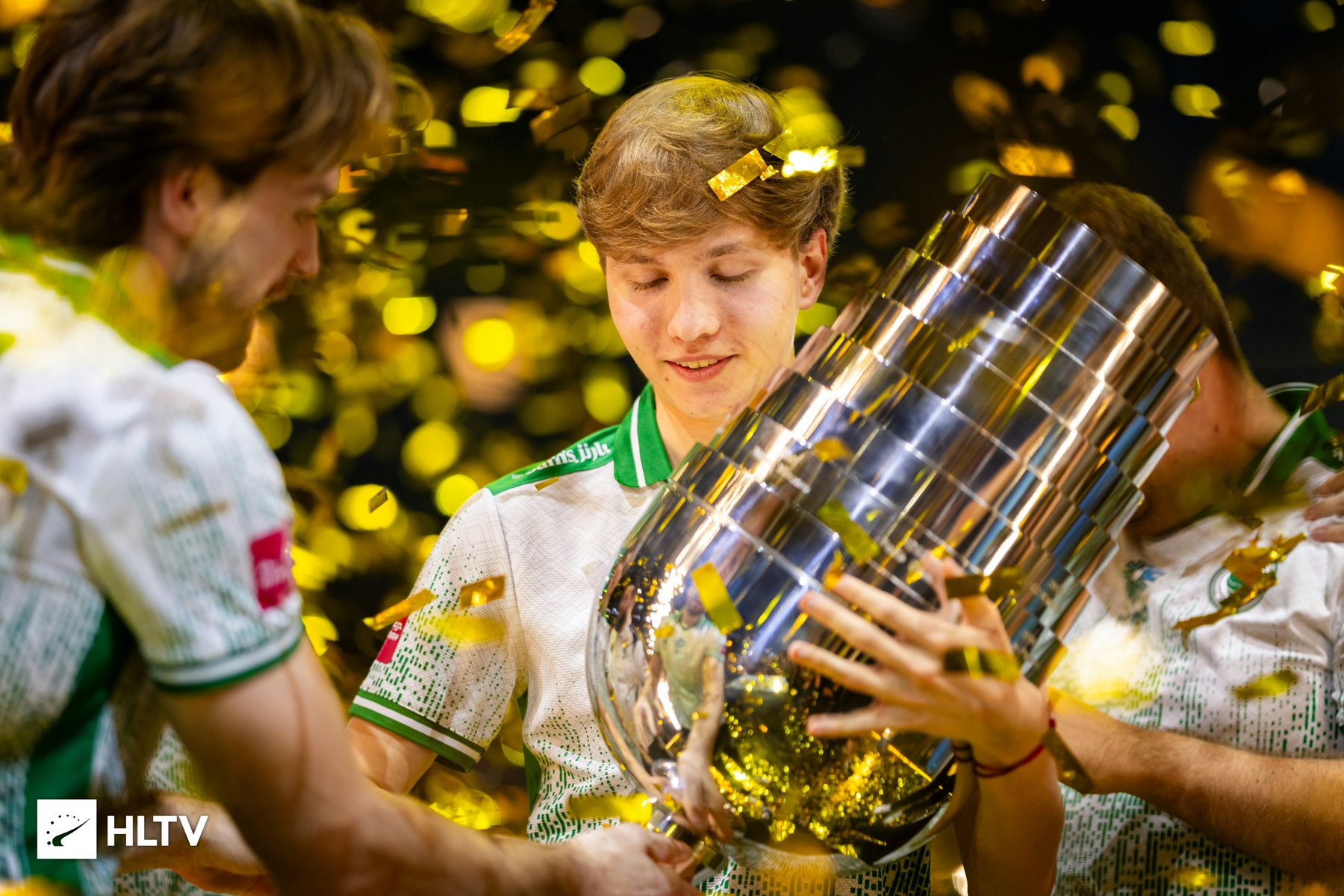 m0NESY holding the Cologne Major trophy