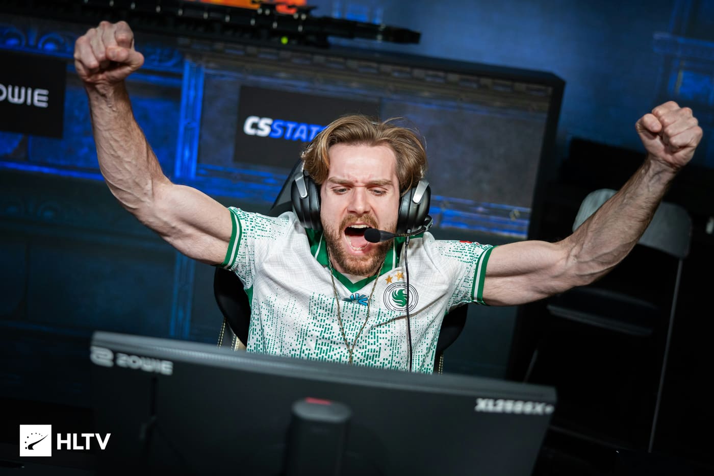 NiKo raising his hands in triumph