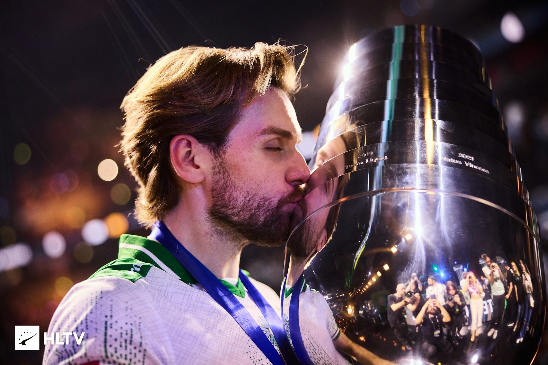 NiKo kissing the Cologne Major trophy