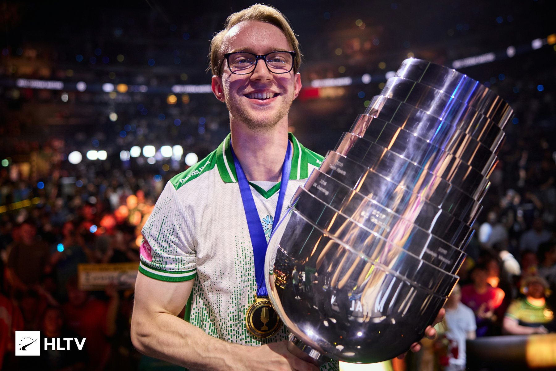 teses holding the Cologne Major trophy